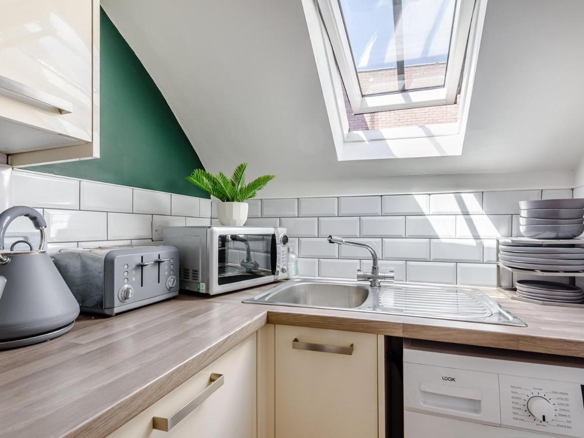 Modern Apartment In Central Lincoln Bagian luar foto